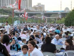 30 Bin Kişi Aynı Sofrada İftar Açtı