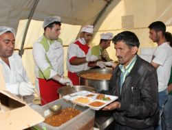Palandöken'deki İftar Çadırı Bölge Halkını Bir Araya Getiriyor