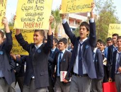 Viranşehir'de Dersleri Boş Geçen Lise Öğrencileri Eylem Yaptı