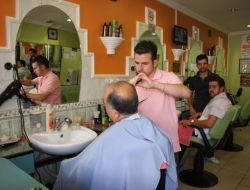 Depremi Unutturmamak İçin Yer Yıl 17 Ağustos’ta Bedava Tıraş Yapıyor