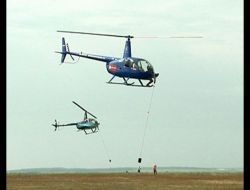 Helikopterler Kova İle Su Taşıma Yarışmasında Mücadele Etti