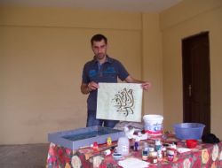 Boş Zamanlarında Ebru Yaparak Rahatlıyor