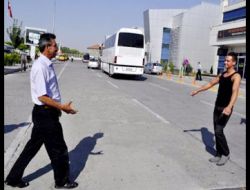 Almanya'da Bırakmak Zorunda Kaldığı Oğlu İle 20 Yıl Sonra Kucaklaştı