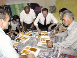 Kaymakam'dan, İftarda Kapısını Çaldığı Ailenin Genç Kızına Çeyiz Sözü