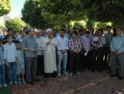 Eller Afrika İçin Yağmur Duasına Açıldı