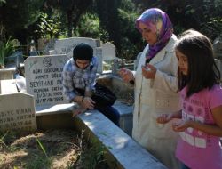 Depremde Kaybettikleri Yakınlarının Mezarına Koştular