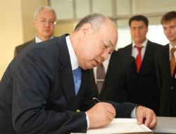 Kazakistan Milli Eğitim Bakanı, Kazak-türk Lisesi’ni Ziyaret Etti