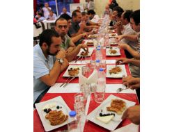 Somali'deki Açlığa Dikkat Çekmek İçin İftarda Simit Yediler