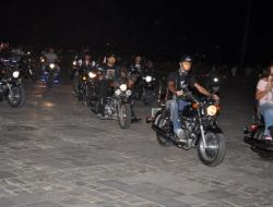 İzmir'de  Hem Depremi Hem Şehitleri Andılar