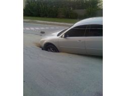 Seyir Halindeki Otomobil Yol Ortasındaki Çukura Düştü