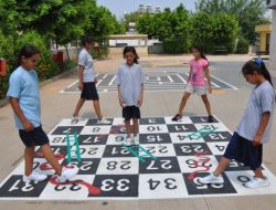 Romanlar Kağıt Toplamak Yerine Takı Tasarımı Öğrenecek