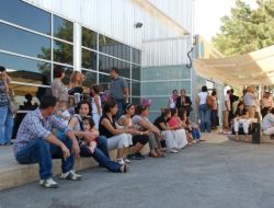 Uçağın Kanadı Aydınlatma Direğine Çarptı