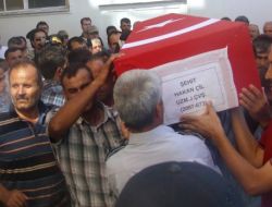 Kahramanmaraş Şehidine Ağlıyor