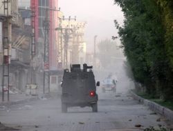 Polisleri Araç İçinde Yakmak İstediler