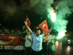 Terörist Saldırıyı Protesto İçin Yürüdüler