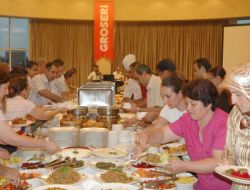 Groseri Müşterilerini İftarda Buluşturdu