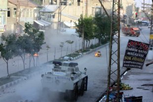 Yüksekova'da 24 farklı adrese baskın