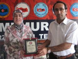 Diyanet Sen Türkiye İkincisi Hafize Kıyıcı'ya Plaket Verdi