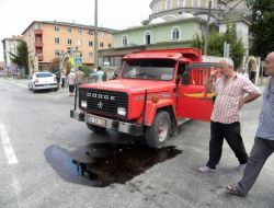 Motosiklet, Kamyonete Çarptı: 1 Yaralı