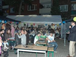 Türklerin İftarına Katılan Almanlar, Bir Gün Sonra Çiçeklerle Teşekküre Geldi