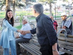 Milletvekili Vatandaşa Kartvizitini Dağıttı