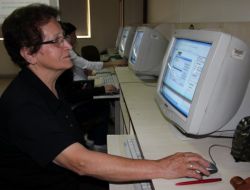 Emekli Öğretmen 70 Yaşında Bilgisayar Öğreniyor
