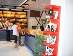 Ekmek Kuyruğunda Kitap Okuyorlar