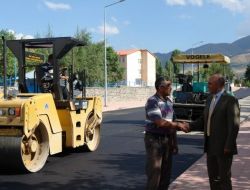 Başkan Korkut, Çekici Eline Alarak Yola Taş Döşedi