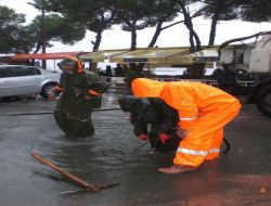 Tıkanan Rögardan Can Simidi Ve Yastık Çıktı
