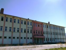 10 Yıldır Açılmayı Bekleyen Hastane, Sokak Hayvanlarına Barınak Oldu