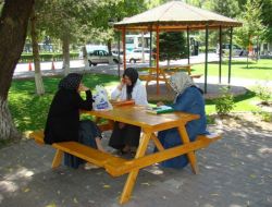 Kocasinan Belediyesi, Parklardaki Oturma Banklarını Artırdı