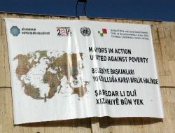 Diyarbakır'da Belediye Binasına Yoksulluk Afişi Asıldı