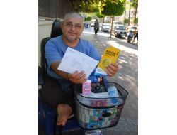 Yürüme Engelli Vatandaş, Mendil Satarak Kazandığı 20 Lirayı Somali'ye Gönderdi