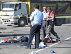 Kamyon Motosikletle Çarpıştı: 2 Ölü