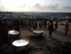 İftarda Dağıtılan Etli Pilav Somalililerin Yüzünü Güldürüyor