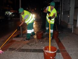 Balıkesir'in Sokakları Sabunlu Suyla Yıkanıyor