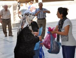 Selimiye Camii Poşetçi Ve Boncukçulardan Temizlenemiyor
