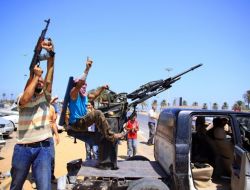 Trablus’ta Muhalifler Kaddafi’yi Arıyor