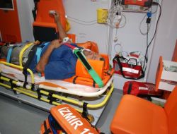 Tır'ın Üstündeki Konteyner Yola Devrildi; 2 Yaralı