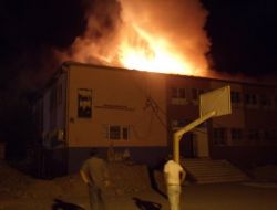 Cizre’de İlköğretim Okulunun Çatısı Yandı