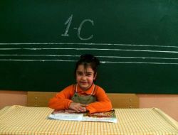 Tahtaya Kalkan Minik Betül Heyecandan Kalbine Yenik Düştü