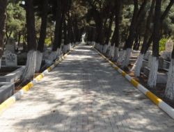 Çorlu Belediyesi'nin Kadın İşçileri, Mezarlıkları Bayrama Hazırlıyor