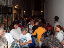 Ucuz Elektronik Eşya İçin Saatlerce Beklediler