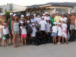 Çevre İçin Sahilden Çöp Topladılar