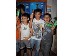 Teravih Namazı Kılanlara Dondurma İkram Ediliyor