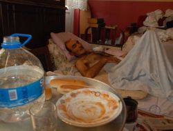 Beli, Kalçası Ve Ayağı Kırık Adama Komşuları Bakıyor