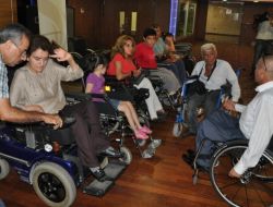 Gurbetçilerden Adana’daki Engellilere Tekerlekli Sandalye Yardımı