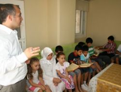 Çocuklara Kur’an Okumayı İlahiyle Öğretiyor