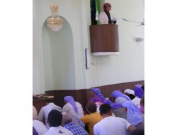 İmam Hutbeye Kask İle Çıktı