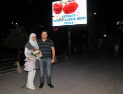 Led Ekranda İlanlı Evlilik Teklifi